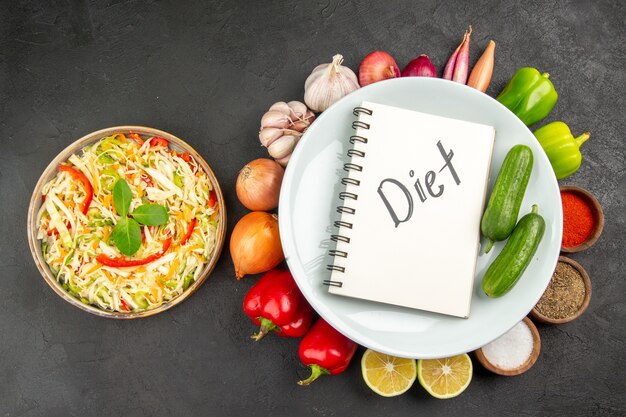 Jakie wyzwania napotykają osoby stosujące dietę niskobiałkową i jak je pokonać?
