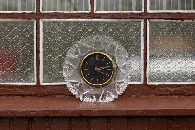 Jak wybrać idealny zegar wiszący do nowoczesnego salonu?